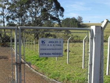 A IMPUNE SABESP ESTAÇÃO DE ESGOTO E-15 DA SABESP CONTINUA JOGANDO ESGOTO NO LAJEADO