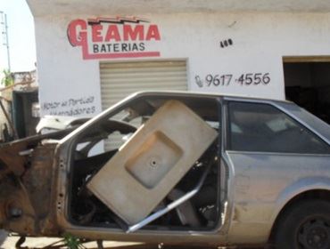 MORADORES DA RUA ROMEU BRETAS ESTÃO COBRANDO A REMOÇÃO DE MAIS UM CARRO ABANDONADO