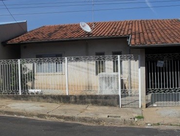 RESIDENCIA NO B. ALTO DA BOA VISTA POSSUI TONELADAS DE LIXO RECICLADO EM SEU QUINTAL.