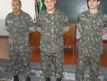 OFICIAIS DO EXERCITO EM VISITA DE INSPEÇÕES E INSTRUÇÕES