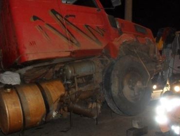 MOTO FOI CRUZAR A PISTA E FOI COLHIDA POR UMA CARRETA