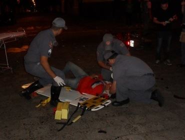 MOTOQUEIRO NÃO HABILIADO EM ALTA VELOCIDADE BATE NA TRASEIRA DE OUTRO VEÍCULO.