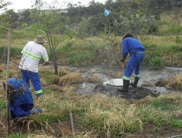 DEPOIS DE 63 DIAS DE VAZAMENTO DE ESGOTO NO BAIRRO DO CAMARGO A SABESP APARECE