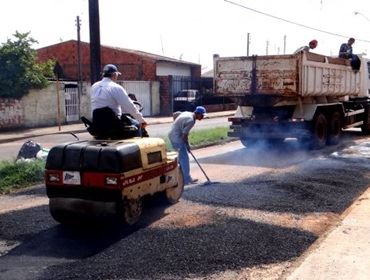 Bairros recebem Operação tapa-buracos e limpeza de áreas verdes 