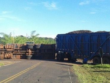 Carreta carregada de cana tomba na Rod. Osni Mateus em Cerqueira Cesar.