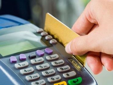 Juros do cartão de crédito sobem em março e atingem 432,24% ao ano