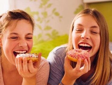 Quase 30% dos jovens brasileiros consomem doce em excesso, diz pesquisa