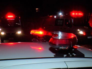 Motociclista tem ferimentos graves após desrespeitar sinalização e bater em ônibus