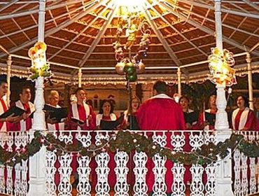 Corais de Natal encantam  o Largo do Mercado