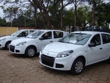 CARRO NOVO DA DIVISÃO SAÚDE BATEU EM CAÇAMBA DE LIXO.