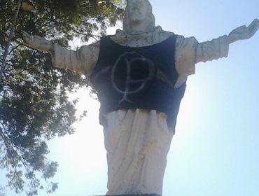  EM  ITAPETININGA A ESTATUA DA PRAÇA CENTRAL AMANHECEU VESTIDA COM A CAMISA DO  CORINTHIANS.