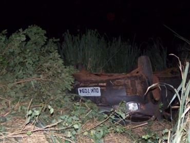 Casal briga durante a viagem e capota o carro