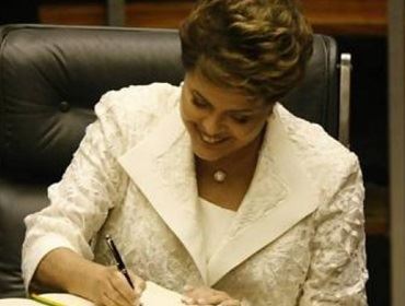 Dilma assina decreto para permitir migração de rádios AM para FM