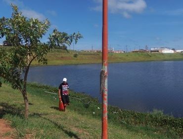 População está revoltada com a mortandade de peixes no lago da Brabância.