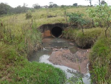 CÓRREGO DO CAMARGO CONTINUA RECEBENDO ESGOTO BRUTO