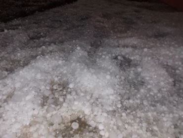 EM PARAGUAÇU PAULISTA CHUVA COM PEDRAS DE GRANIZO DANIFICARAM RESIDENCIAS.
