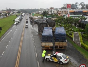 CAMINHONEIROS PACIFICAMENTE PARALISAM A RODOVIA JOÃO MELÃO EM AVARÉ