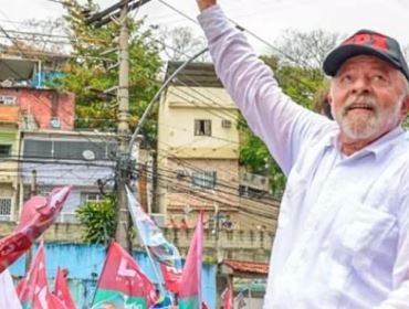 Sem dizer uma única palavra, Bolsonaro manda recado, após visita de Lula ao Complexo do Alemão