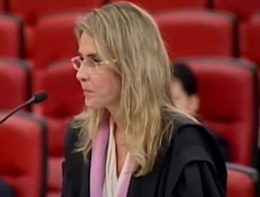 Pressionada, ministra do TSE recua e muda decisão