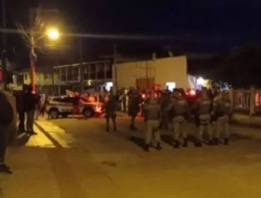 URGENTE: Povo se reúne em protesto na frente de casa de praia onde está ministro do STF e PM é acion