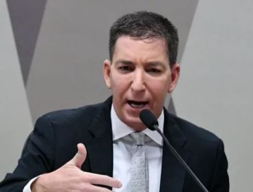 Glenn ressurge, denuncia 