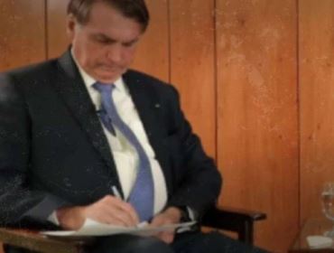 AO VIVO: Bolsonaro quebra o silêncio (veja o vídeo)