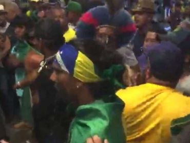 Manifestantes patriotas e índios descobrem hotel de Lula em Brasília e 