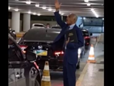 Com Bíblia na mão, deputado federal louva a Deus no estacionamento da Câmara e emociona os colegas