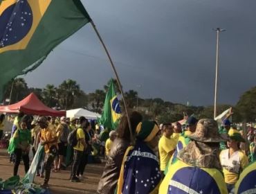 A um dia da diplomação do ex-presidiário, aumenta a presença do povo diante de QG do exército em BSB