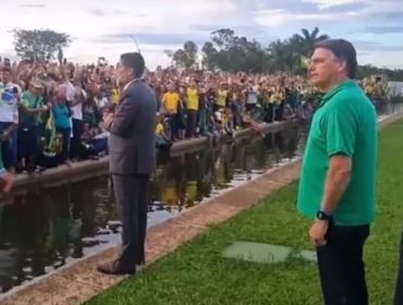 Multidão acampada, oração e portões abertos… Jair recebe o povo no Alvorada