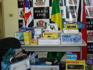 POLICIA CIVIL DE MANDURI APRENDE MATERIAIS FALSIFICADOS EM FEIRA LIVRE