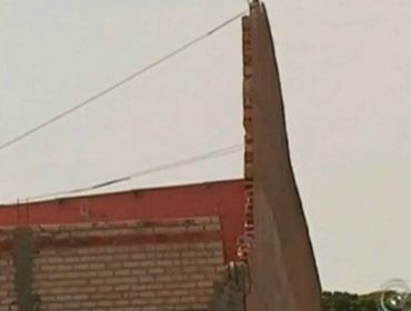 Moradores pedem atenção para muro com risco de cair em Avaré