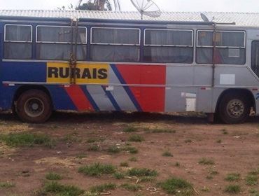 ONIBUS RURAL  CAI NO RIO PARDO COM 11 TRABALHADORES RURAIS.