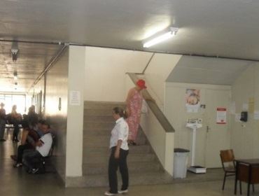 A ESCADA QUE JA CAIU UM IDOSO NO POSTÃO DA RUA ACRE  CONTINUA SEM CORRIMÃOS