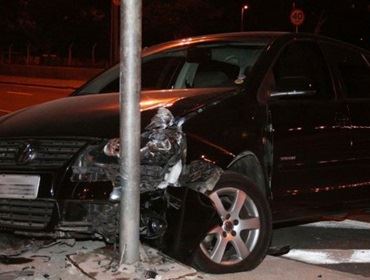 MOTORISTA DESCONTROLADO BATE NO POSTE