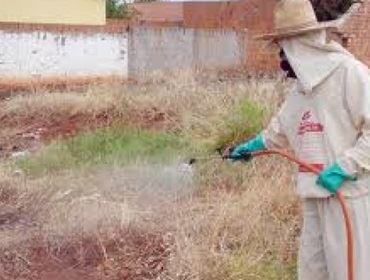 DER APLICANDO HERBICIDA PROIBIDO PELA ANVISA NAS RODOVIAS
