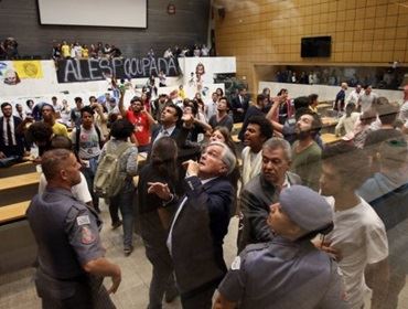 Estudantes na Alesp São notificados sobre desocupação do prédio