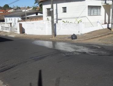 VAZAMENTO DE ESGOTO DA RUA ACRE ESTÁ CORRENDO PARA UM CÓRREGO PRÓXIMO.