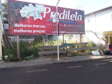 Na região central terreno abandonado sujo, imóvel que pegou fogo abandonado.
