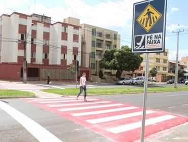 Faixas bicolores chamam atenção para o pedestre