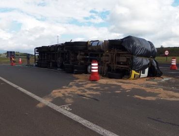 EM APENAS UMA SEMANA DUAS CARRETAS TOMBAM NO MESMO LOCAL