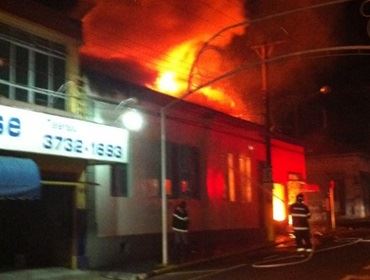 INCÊNDIO DESTRÓI UMA RESIDENCIA CENTENÁRIA EM AVARÉ