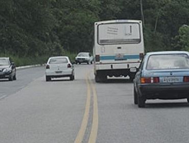 LOCAL ONDE VEÍCULOS FAZEM ULTRAPASSAGEM PERIGOSA DIARIAMENTE
