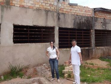 Vereadores Bruna Silvestre e Denilson Rocha Ziroldo visitam obras inacabadas da creche Adalgisa Ward