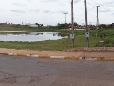 VAZAMENTO DE ESGOTOS NAS MARGENS DO LAGO DA BRABÂNCIA ONDE O POVÃO PESCA PARA COMER.