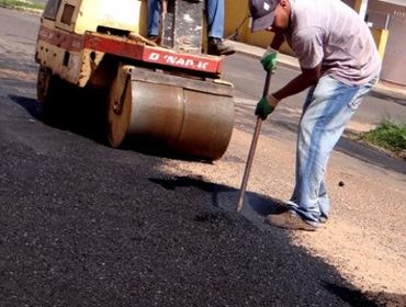 Bairros recebem tapa-buracos e limpeza de áreas verdes