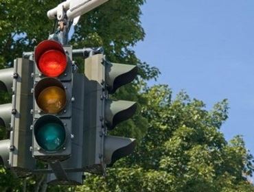 Demutran retira semáforo entre ruas Acre e São Paulo